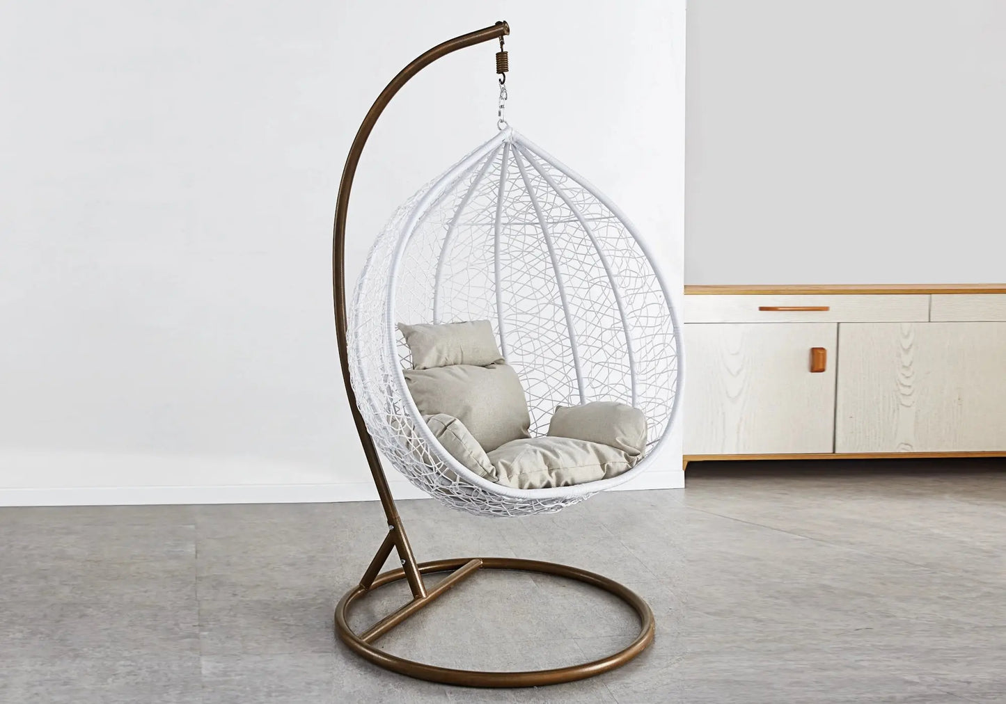 Fauteuil suspendu doré noir – Galerie du Mobilier