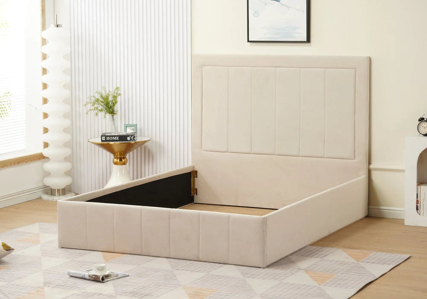 Lit capitonné en velours beige – Galerie du Mobilier