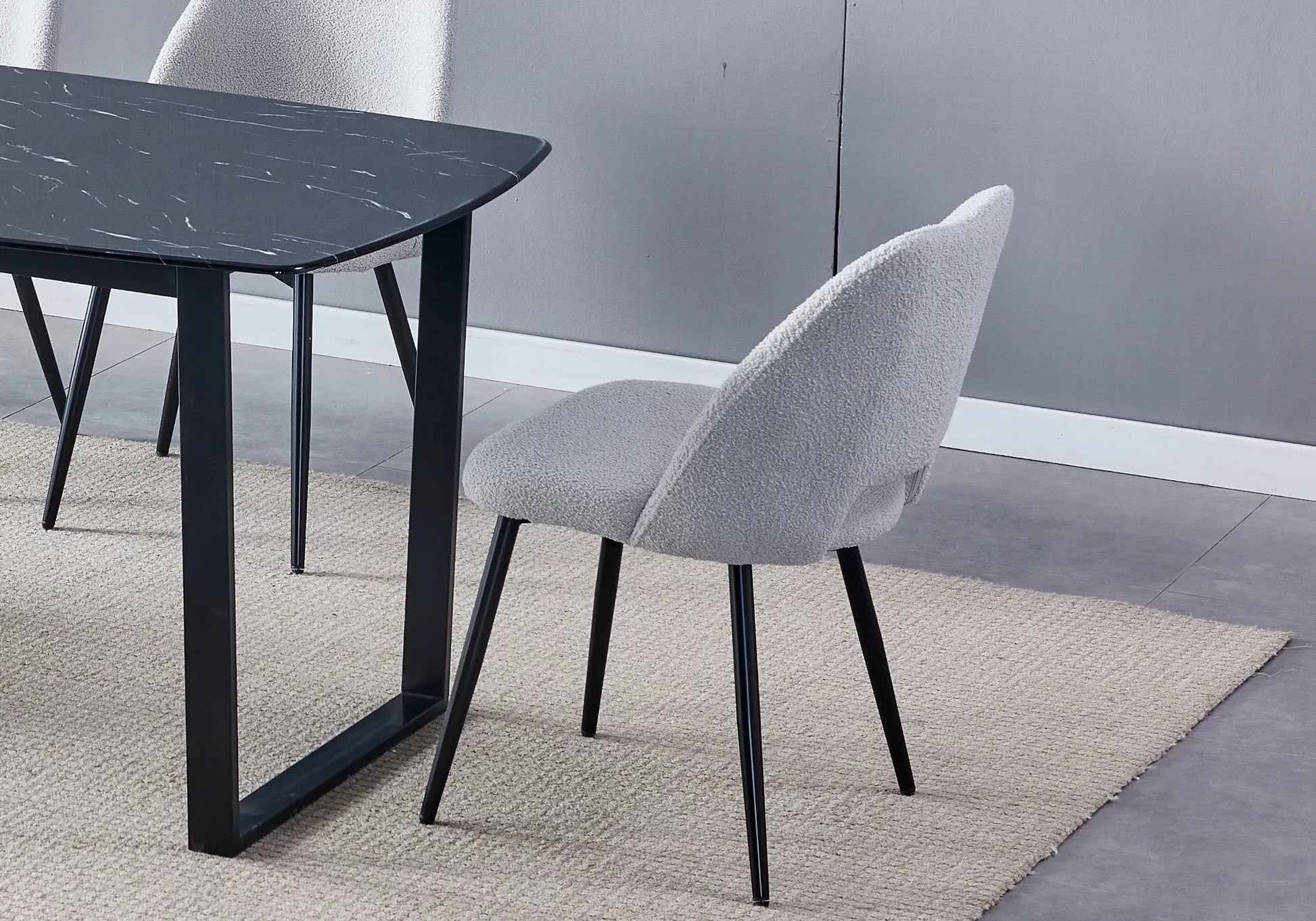 Ensemble table chaise noire marbre noir LOLA Galerie du Mobilier