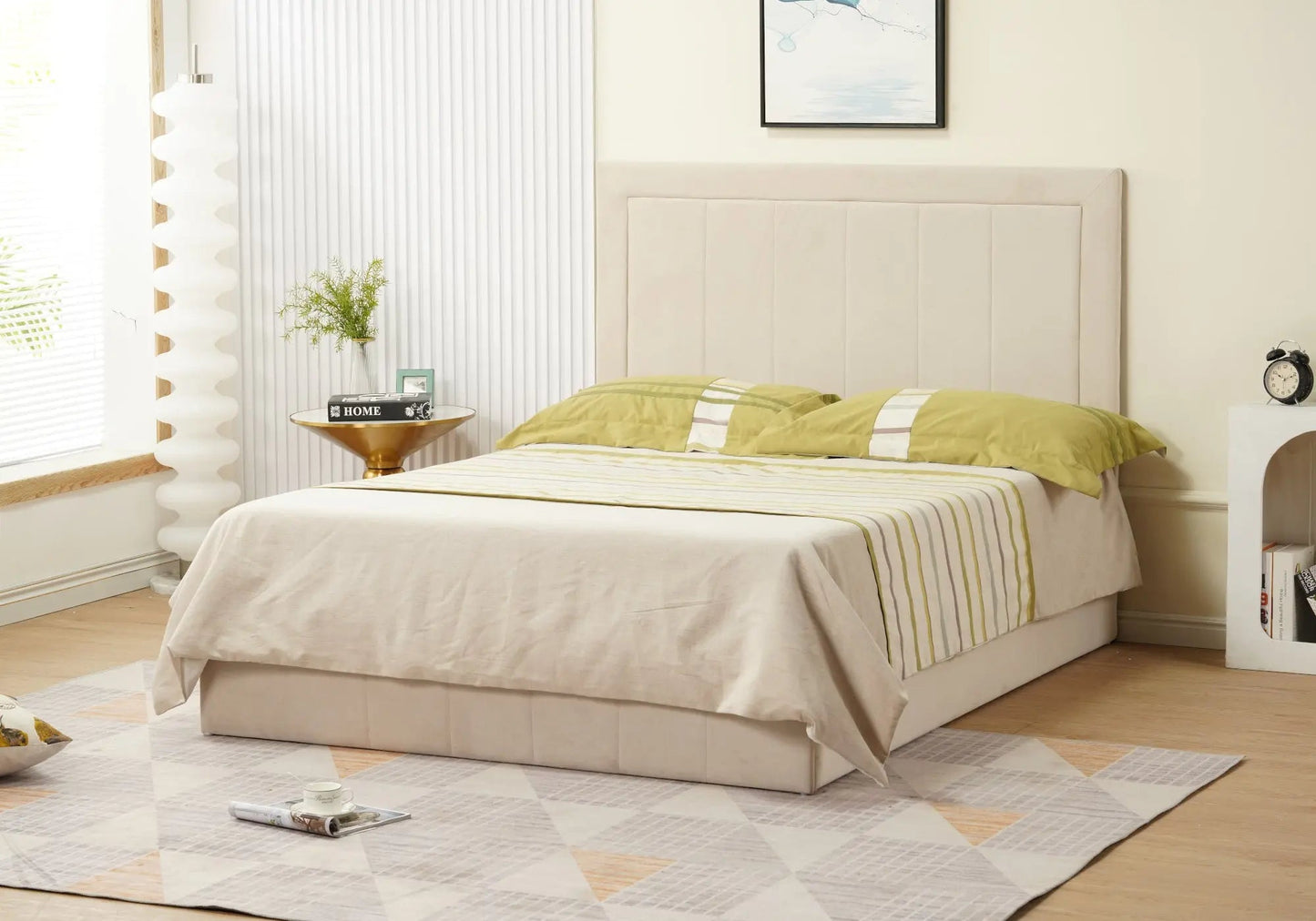 Lit capitonné en velours beige – Galerie du Mobilier