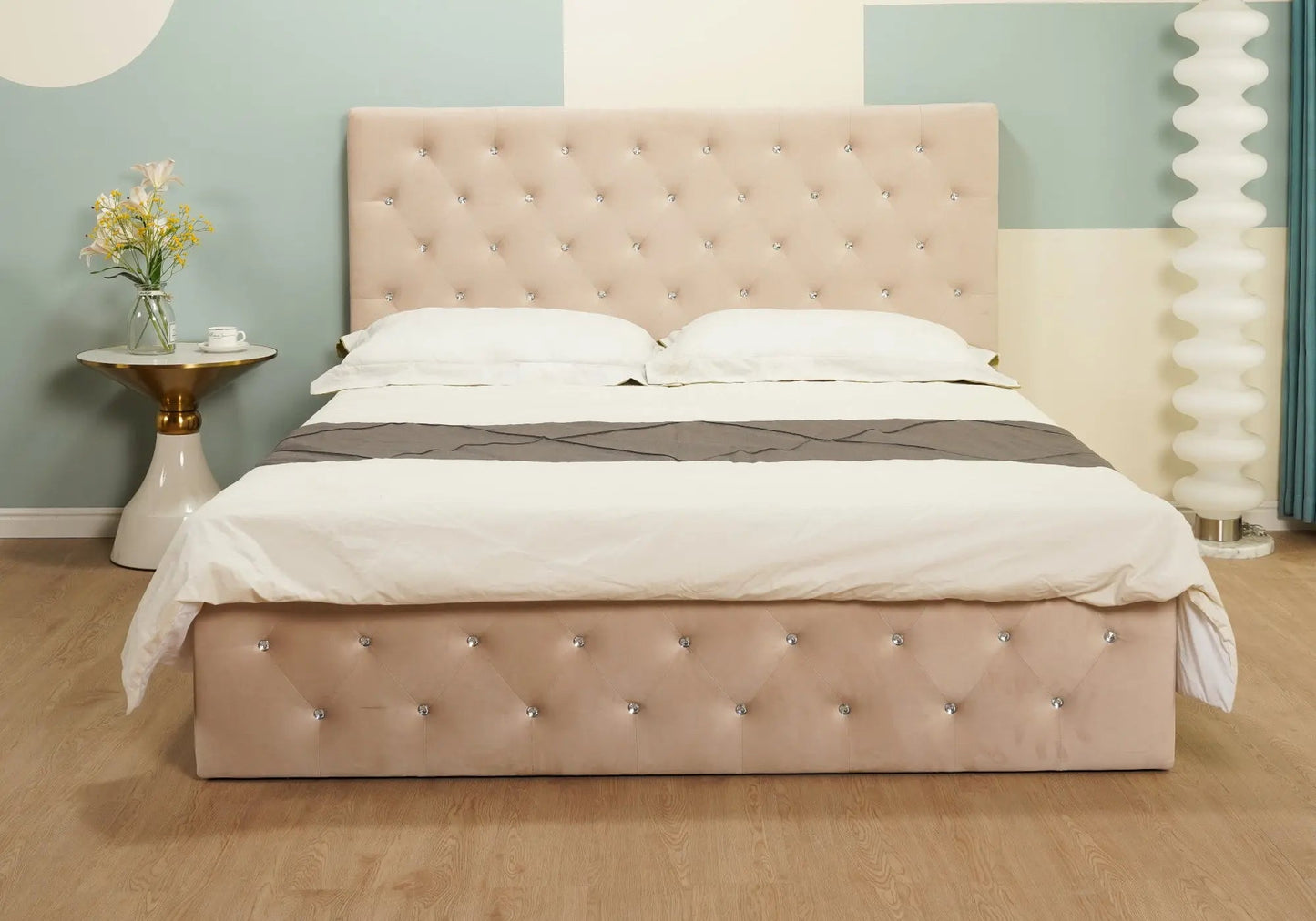 Lit coffre capitonné beige – Galerie du Mobilier