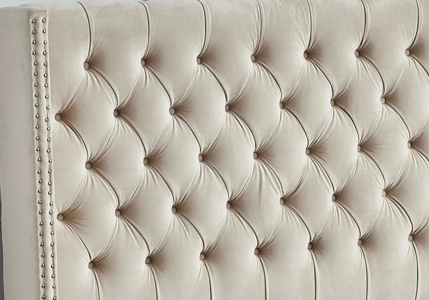Lit coffre capitonné velours beige – Galerie du Mobilier