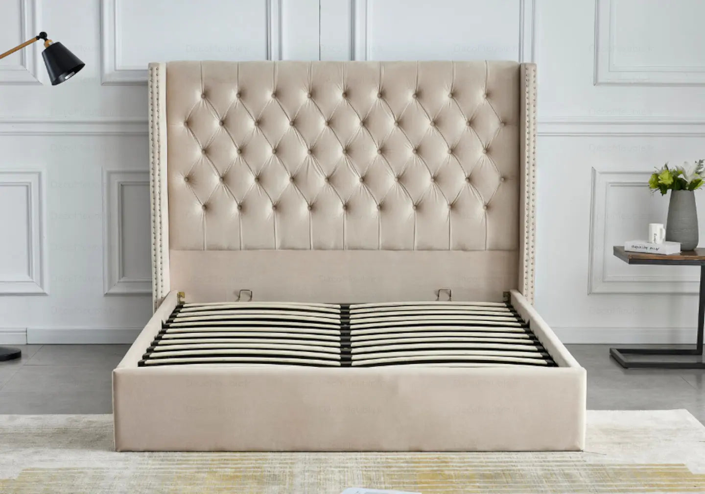 Lit coffre capitonné velours beige – Galerie du Mobilier