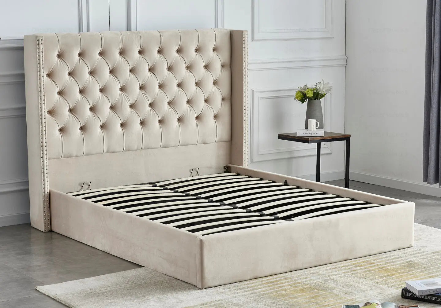 Lit coffre capitonné velours beige – Galerie du Mobilier