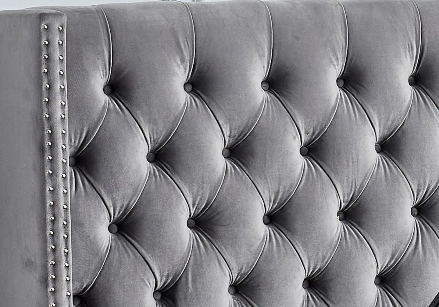 Lit coffre capitonné velours gris – Galerie du Mobilier