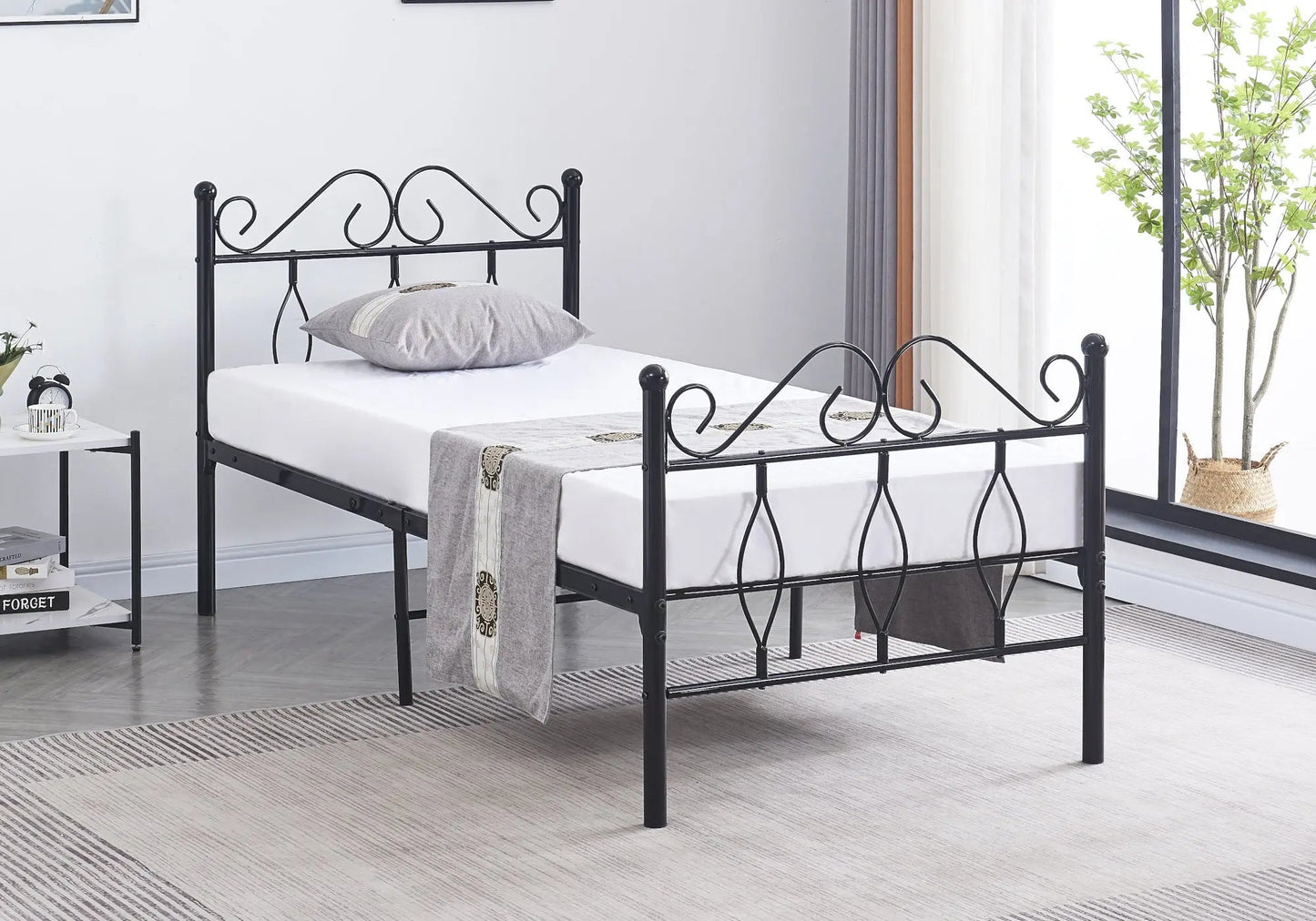 Lit métal noir – Galerie du Mobilier