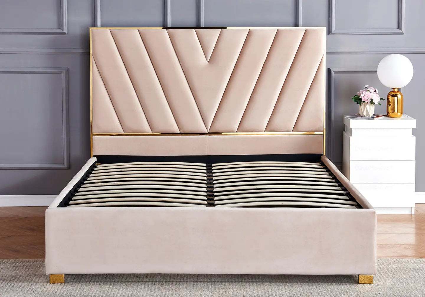Lit velours beige design doré – Galerie du Mobilier - Vue 1