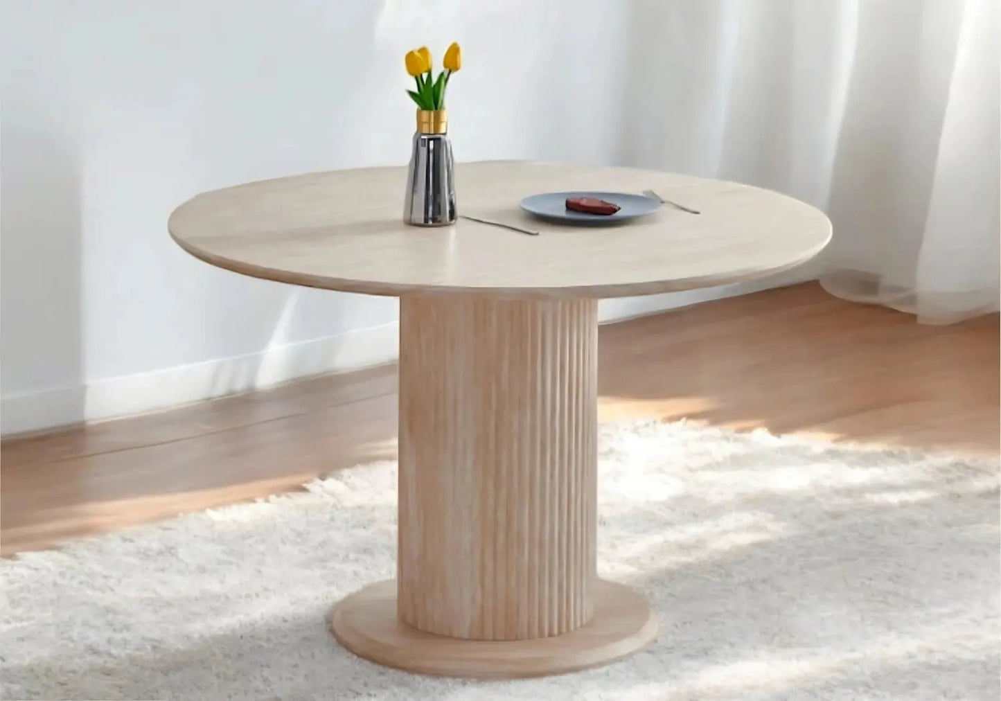 Table à manger ronde chêne LEA dans un salon