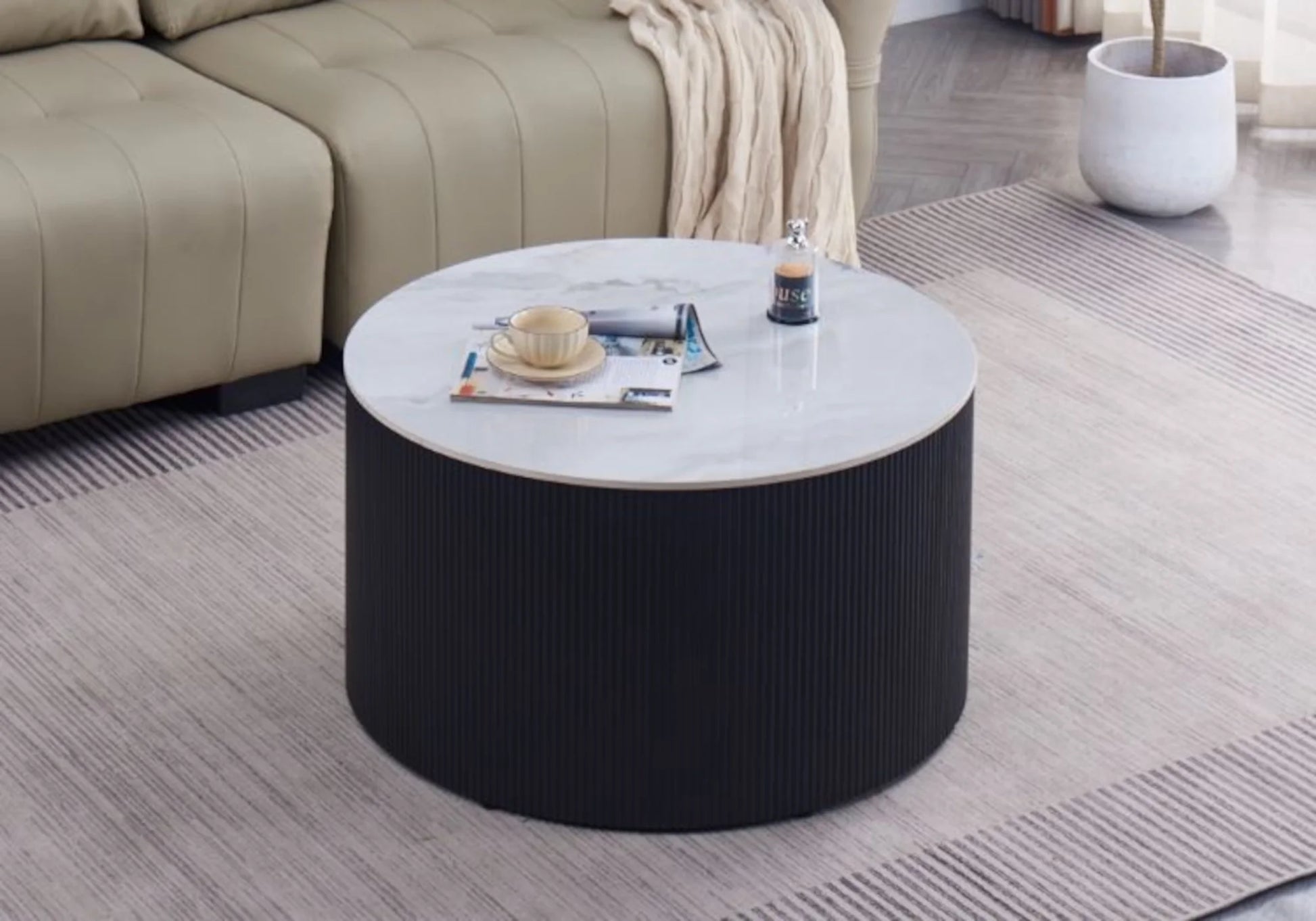 Table basse ronde marbre blanc cannelée noir – Galerie du Mobilier - Vue 1
